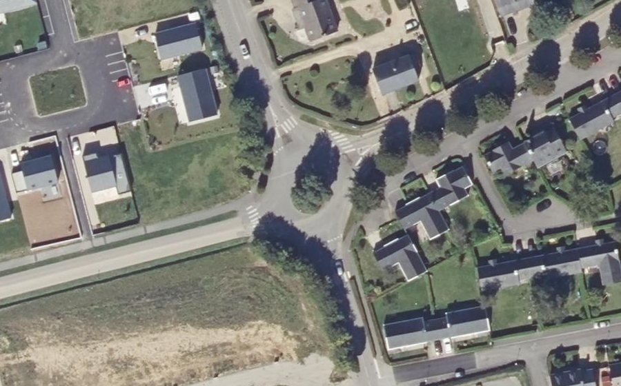 Vue aérienne du Rond-point anonyme n°264168423