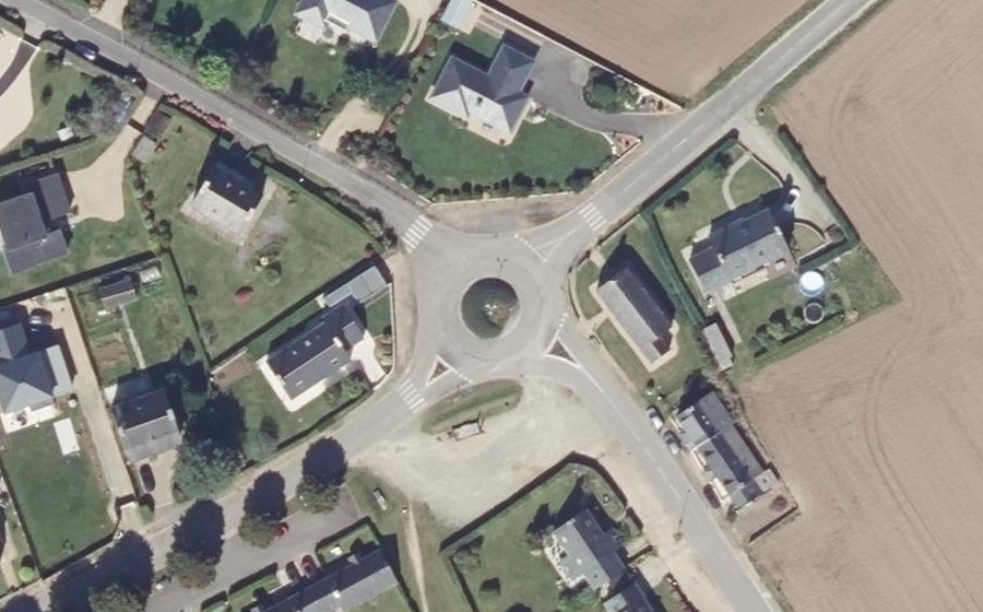 Vue aérienne du Rond-point anonyme n°264168427