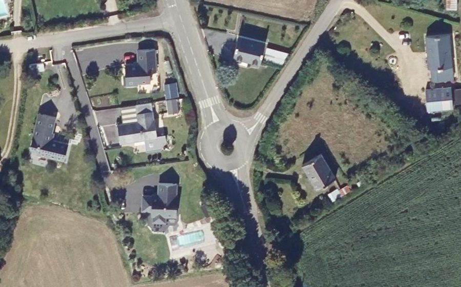 Vue aérienne du Rond-point anonyme n°264170055