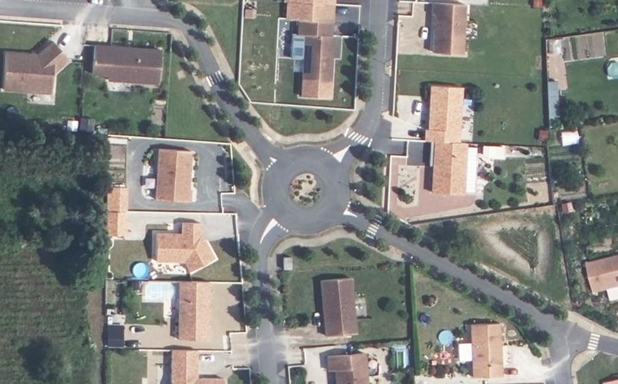 Vue aérienne du Rond-point anonyme n°264217481