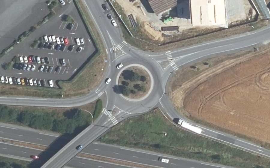 Vue aérienne du Rond-point anonyme n°264288318