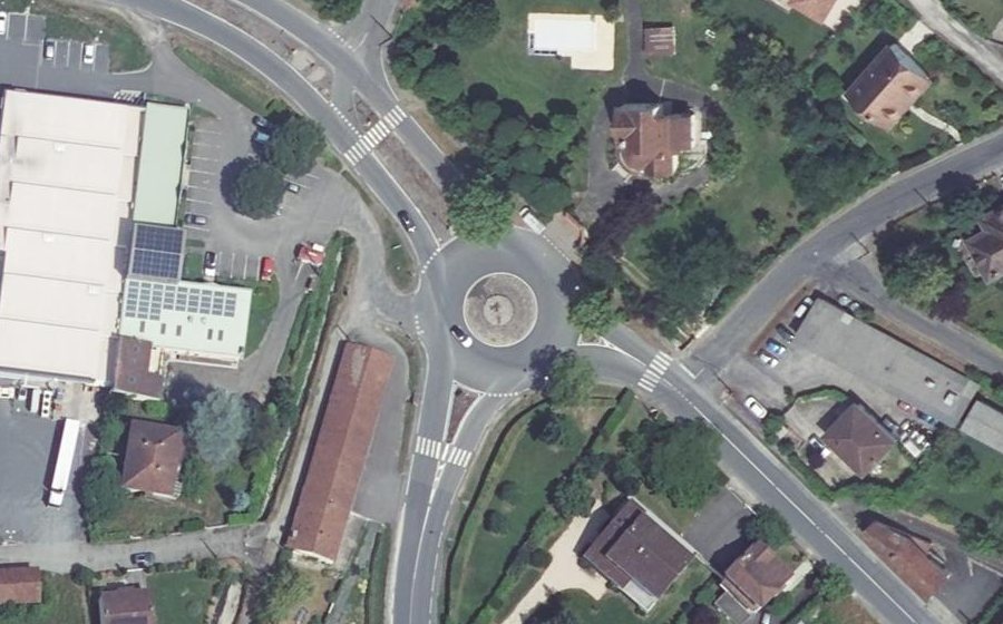 Vue aérienne du Rond-point anonyme n°264310756