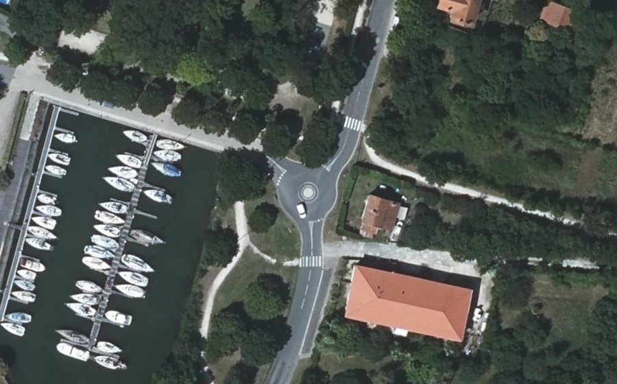 Vue aérienne du Rond-point anonyme n°264394691