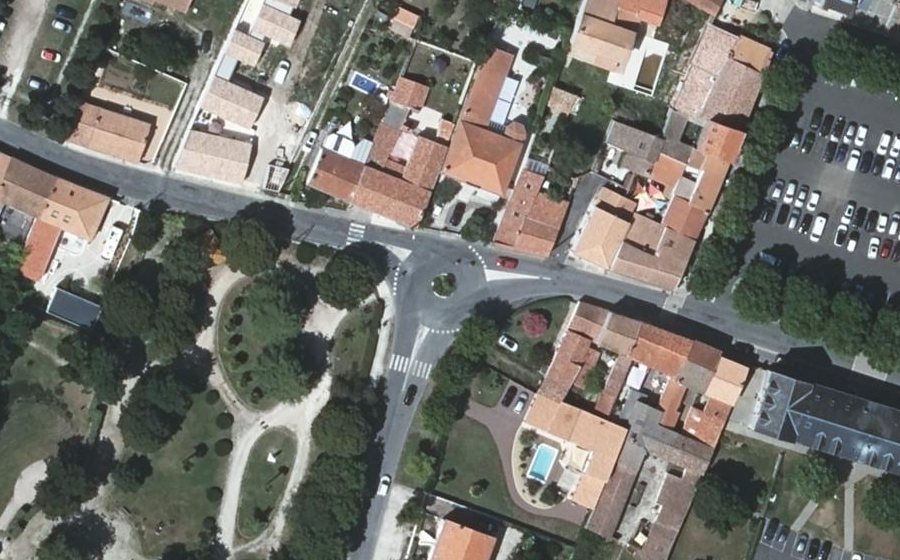 Vue aérienne du Rond-point anonyme n°264394738