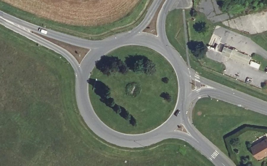Vue aérienne du Rond-point anonyme n°26443787