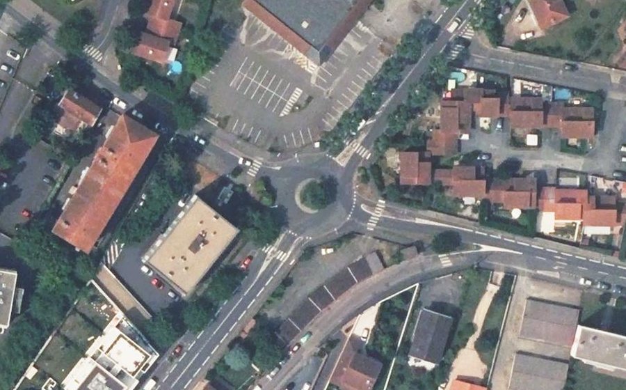 Vue aérienne du Rond-point anonyme n°264474235