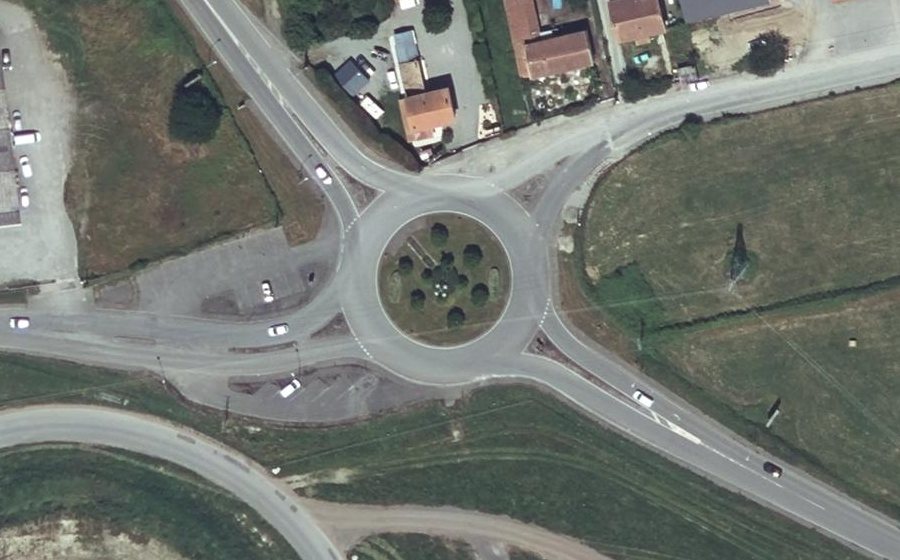 Vue aérienne du Rond-point anonyme n°26460518