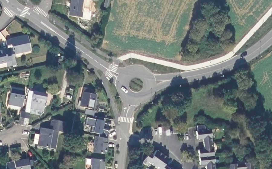 Vue aérienne du Rond-point anonyme n°264610654