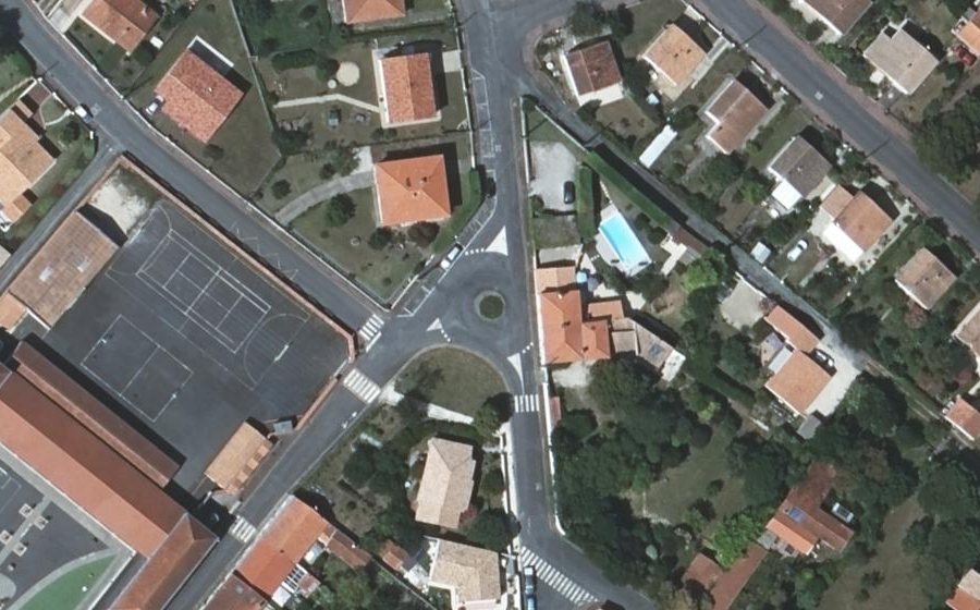 Vue aérienne du Rond-point anonyme n°264640954