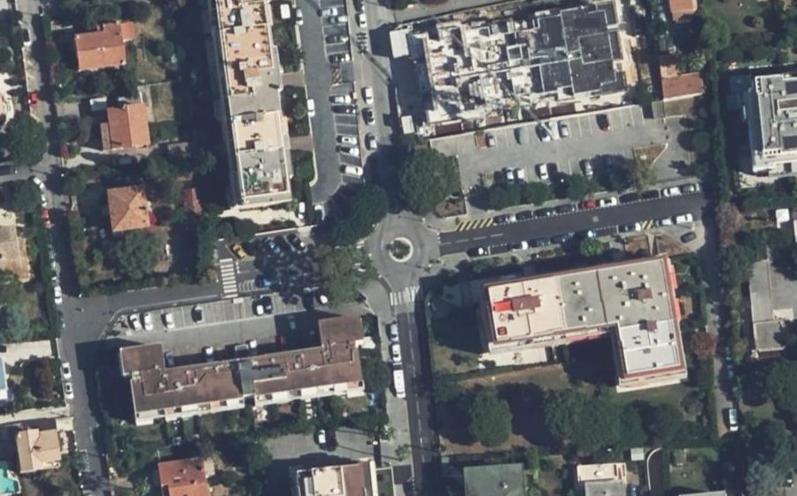 Vue aérienne du Rond-point anonyme n°26472344