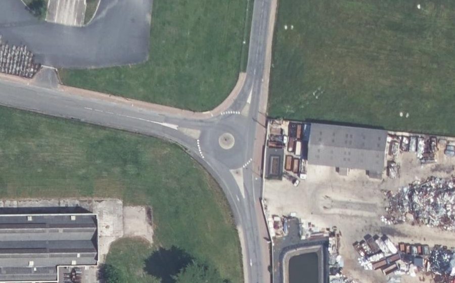 Vue aérienne du Rond-point anonyme n°264732292