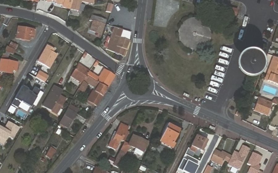 Vue aérienne du Rond-point anonyme n°26478394