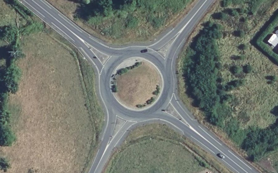 Vue aérienne du Rond-point anonyme n°264785315