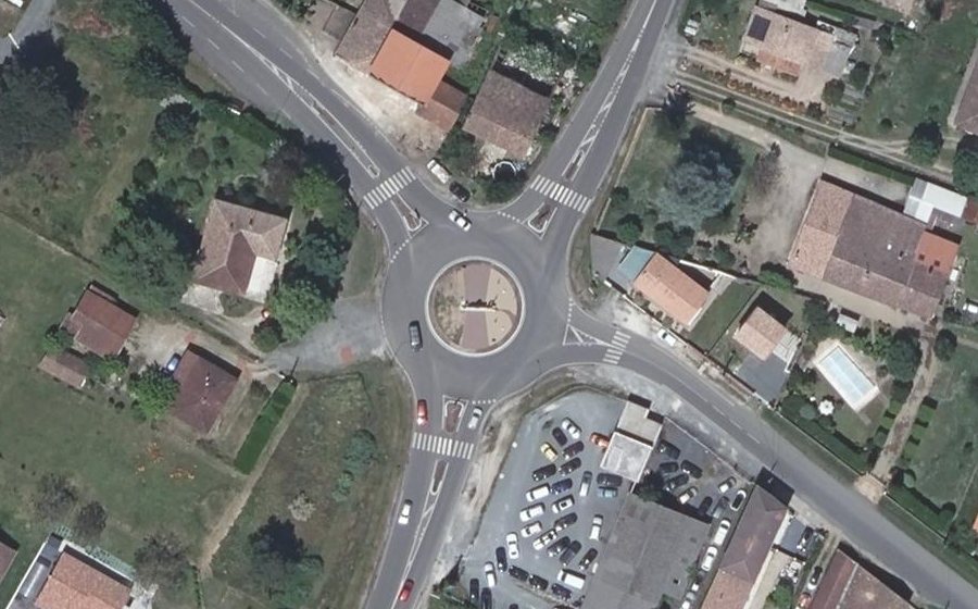 Vue aérienne du Rond-point anonyme n°26478809