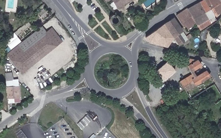 Vue aérienne du Rond-point anonyme n°26479020
