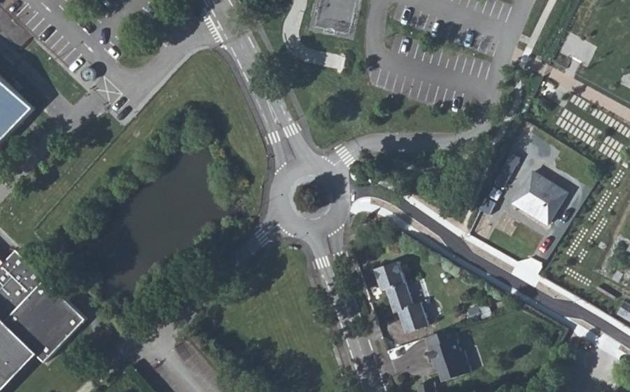 Vue aérienne du Rond-point anonyme n°264816621