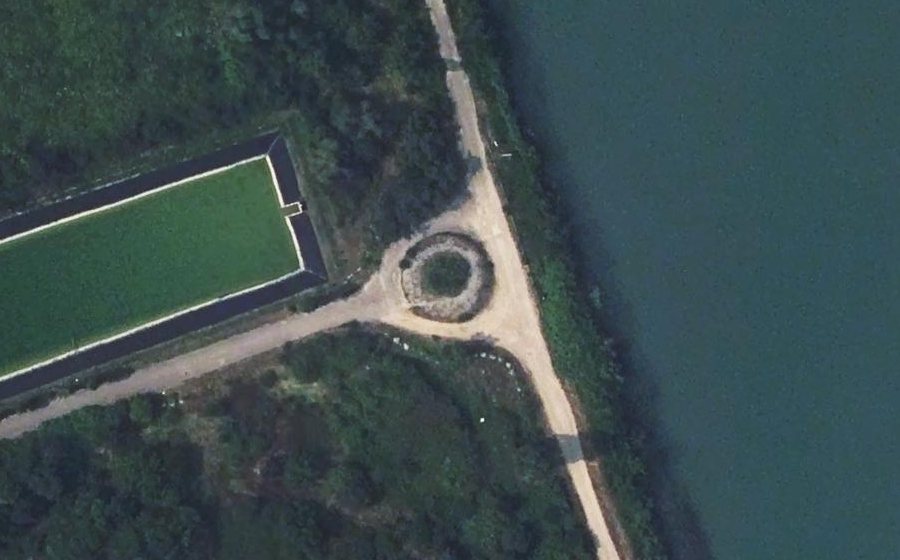 Vue aérienne du Rond-point anonyme n°264860995