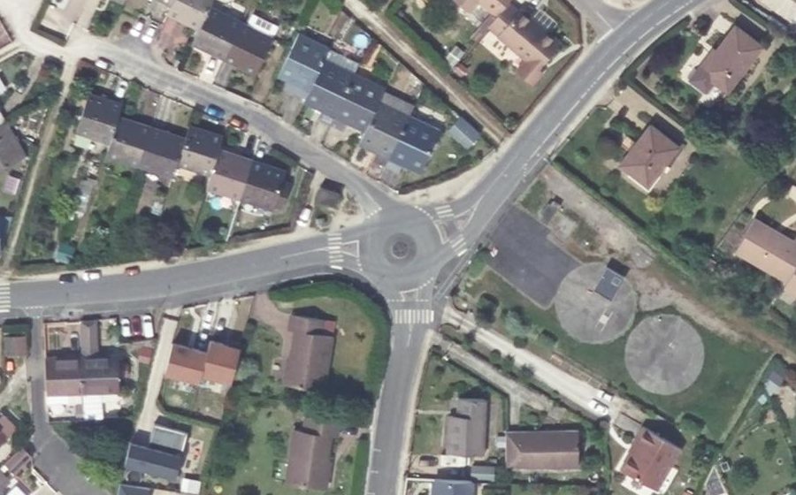 Vue aérienne du Rond-point anonyme n°264892161