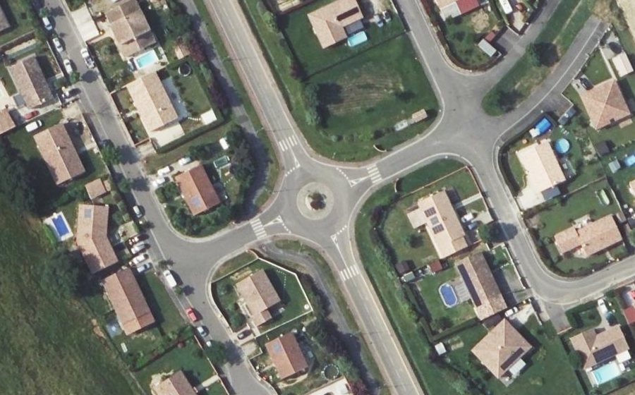 Vue aérienne du Rond-point anonyme n°265034404