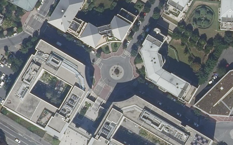 Vue aérienne du Rond-point anonyme n°265074904