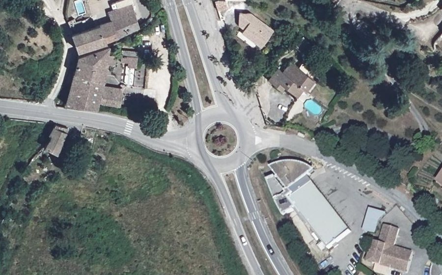 Vue aérienne du Rond-point anonyme n°26518683