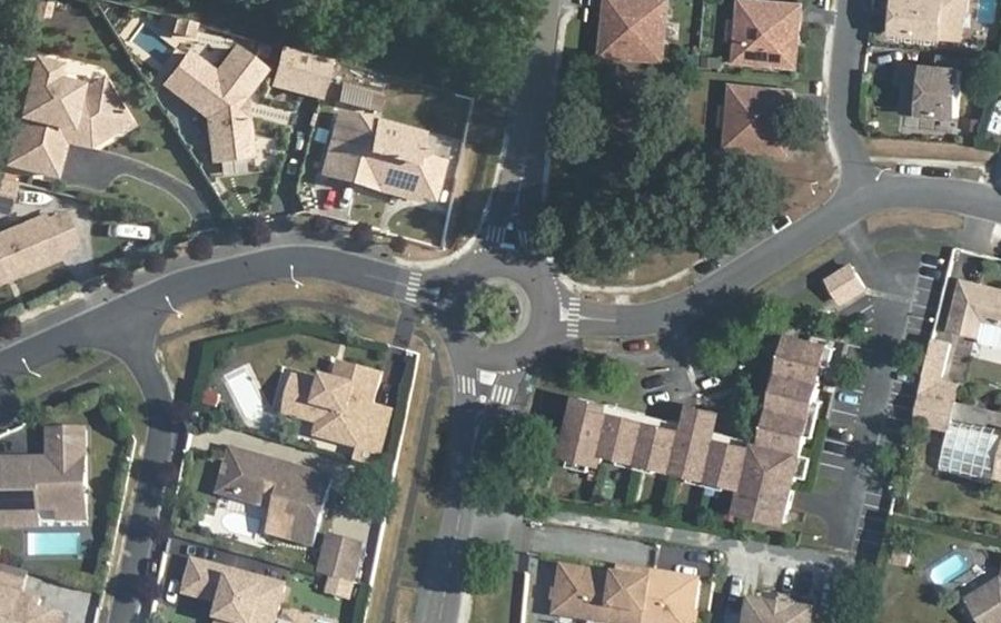 Vue aérienne du Rond-point anonyme n°265194682