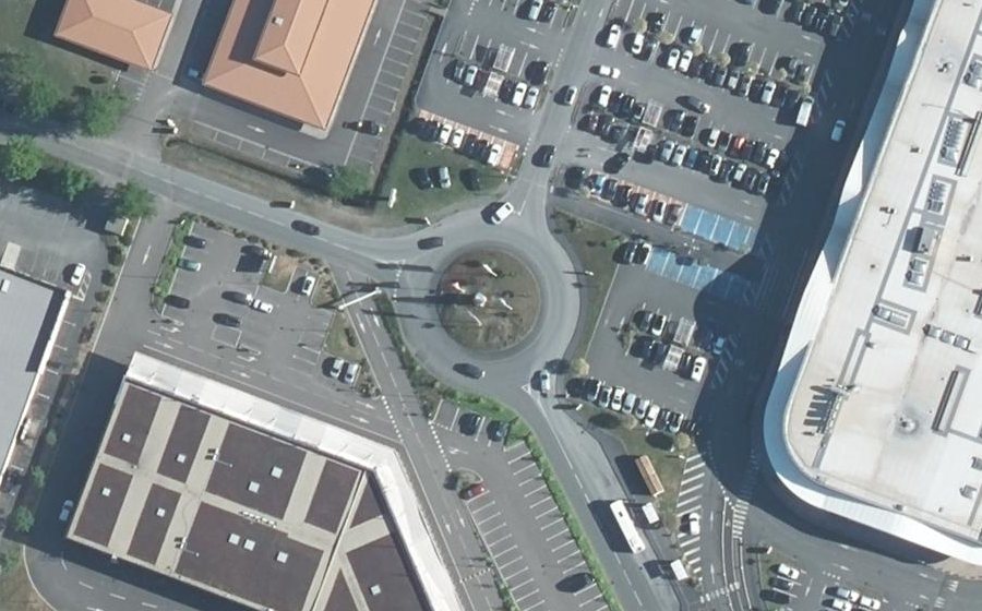 Vue aérienne du Rond-point anonyme n°265248014