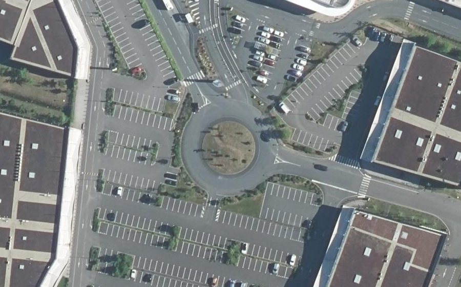 Vue aérienne du Rond-point anonyme n°265248015