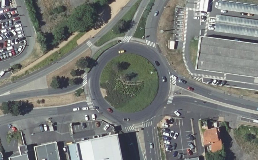 Vue aérienne du Rond-point anonyme n°26539446