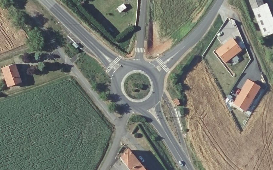 Vue aérienne du Rond-point anonyme n°26540544
