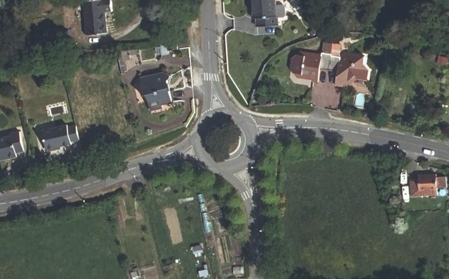 Vue aérienne du Rond-point anonyme n°265418028
