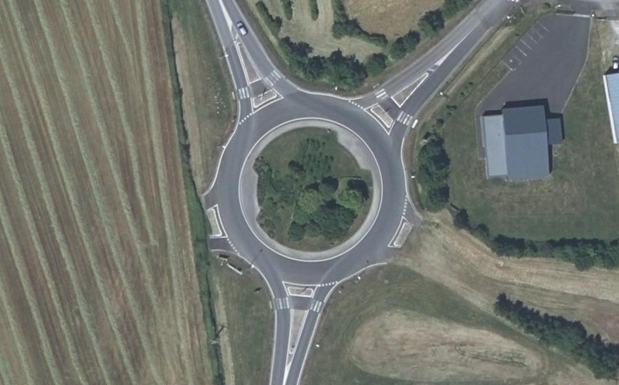 Vue aérienne du Rond-point anonyme n°265422475