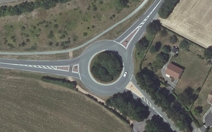 Vue aérienne du Rond-point anonyme n°265523908