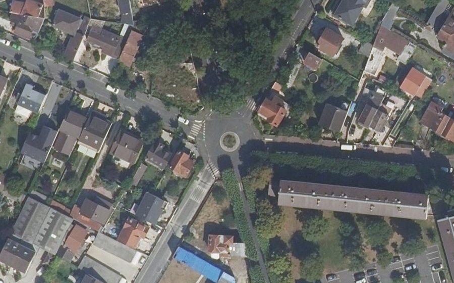 Vue aérienne du Rond-point anonyme n°26558846