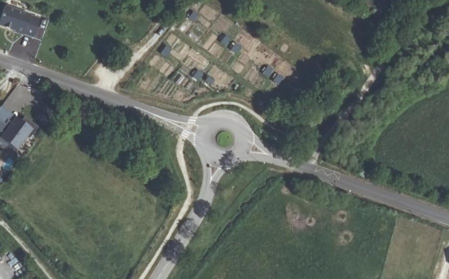 Vue aérienne du Rond-point anonyme n°265608038