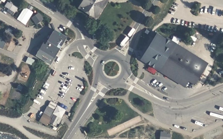Vue aérienne du Rond-point anonyme n°26570484