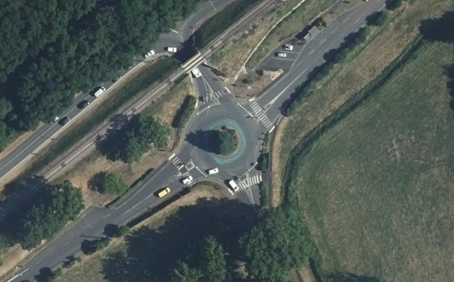 Vue aérienne du Rond-point anonyme n°265761468
