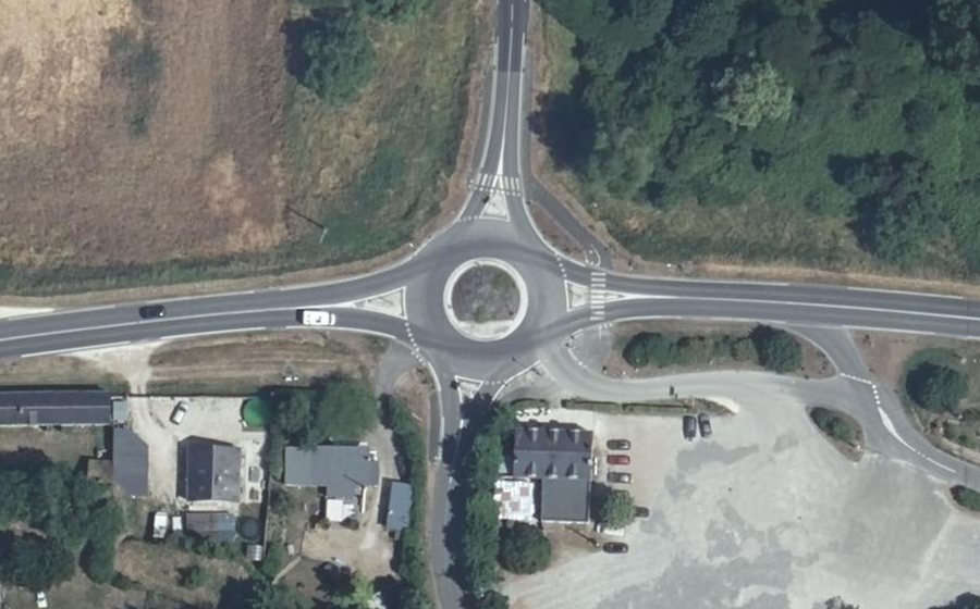 Vue aérienne du Rond-point anonyme n°265773395