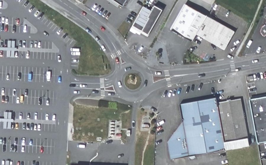 Vue aérienne du Rond-point anonyme n°265776285