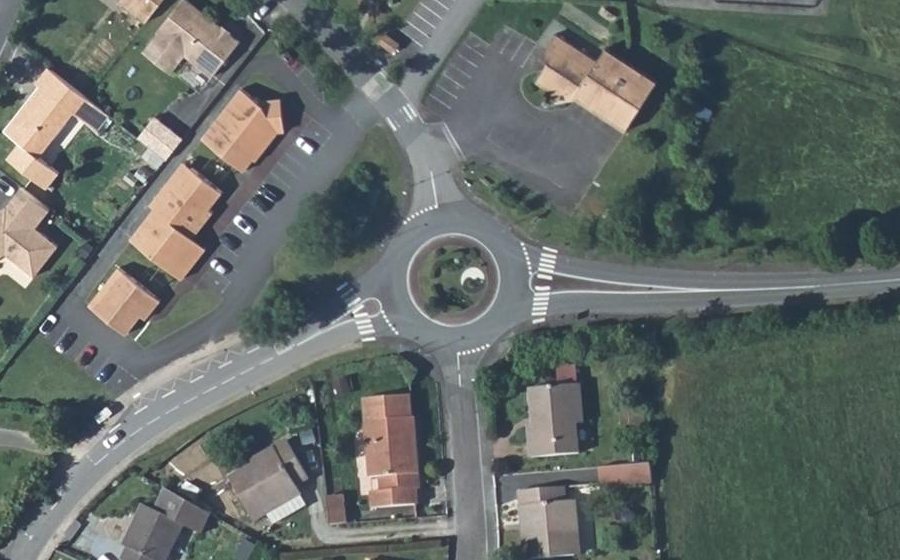 Vue aérienne du Rond-point anonyme n°26579347
