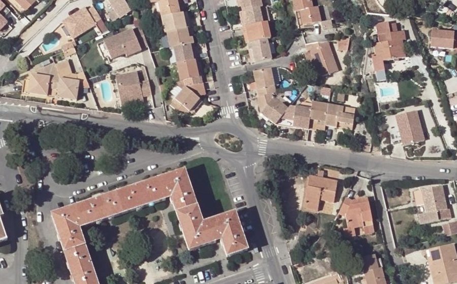 Vue aérienne du Rond-point anonyme n°26586834