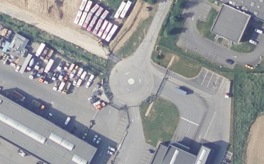 Vue aérienne du Rond-point anonyme n°265884330