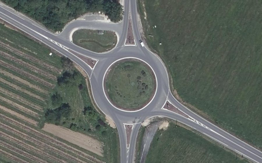 Vue aérienne du Rond-point anonyme n°26591424