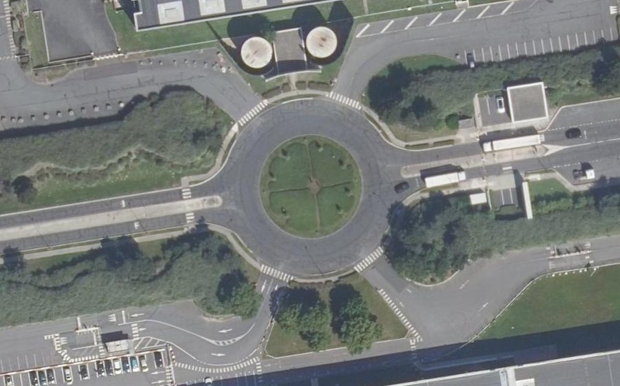 Vue aérienne du Rond-point anonyme n°266114727