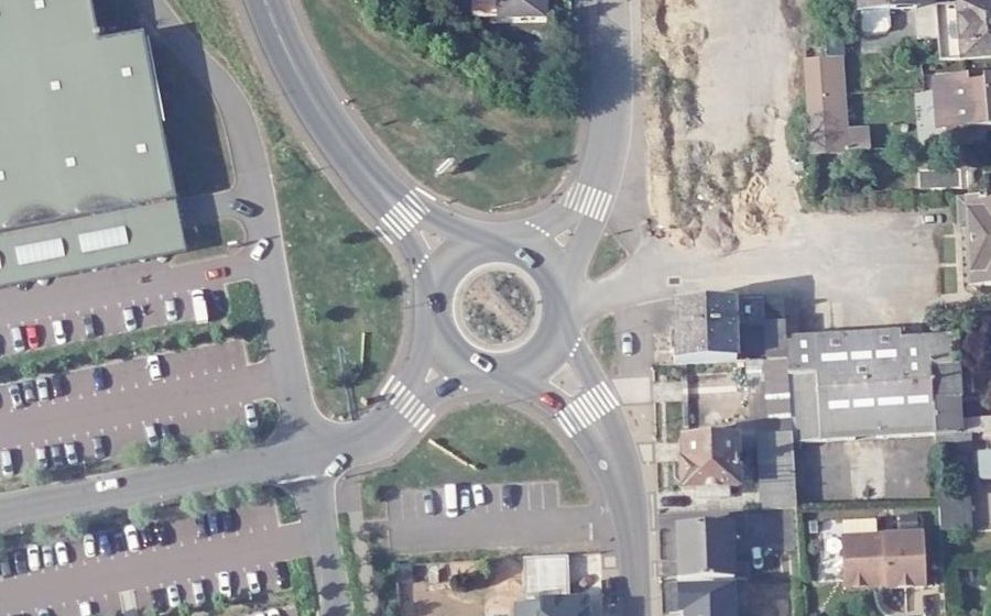 Vue aérienne du Rond-point anonyme n°266251146
