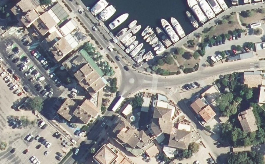 Vue aérienne du Rond-point anonyme n°266254060