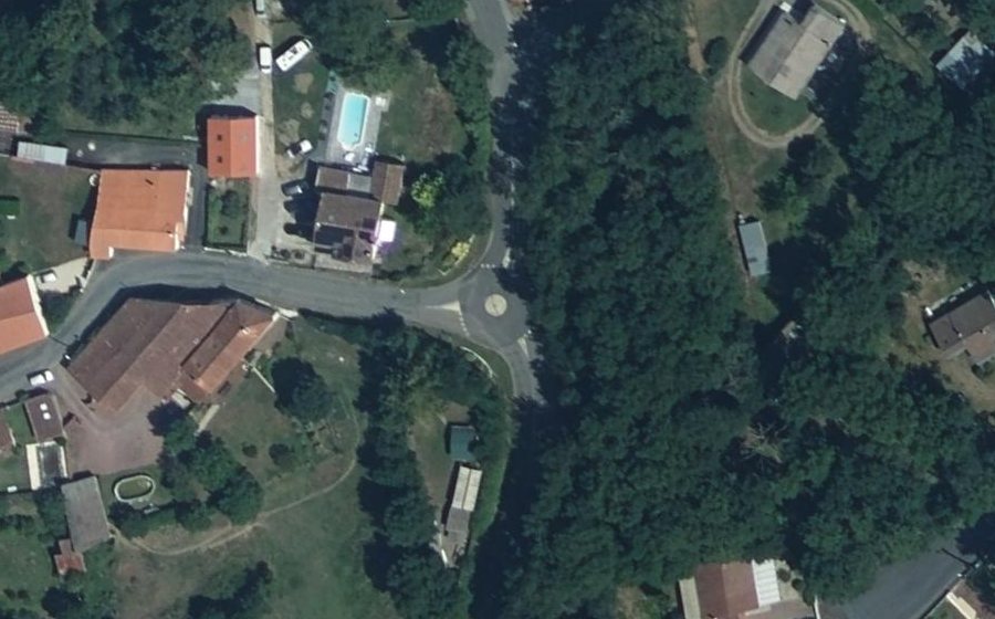 Vue aérienne du Rond-point anonyme n°266292878