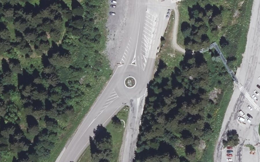 Vue aérienne du Rond-point anonyme n°266301468