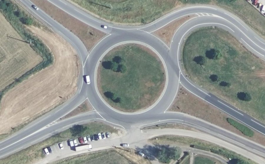 Vue aérienne du Rond-point anonyme n°26636939