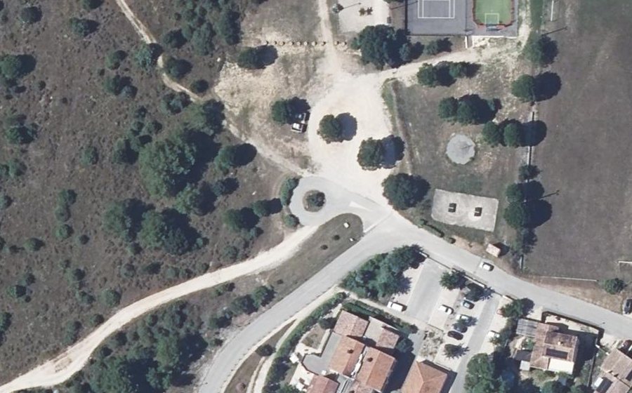 Vue aérienne du Rond-point anonyme n°266385042